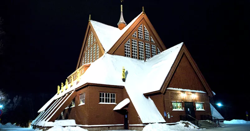 Kiruna kyrka i snö.