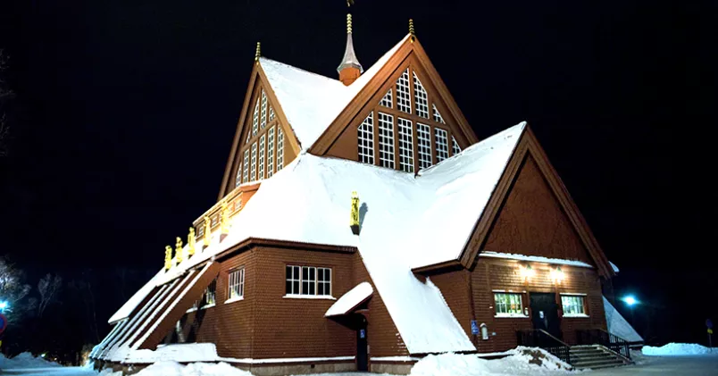 "Det känns jättehärligt att jag vann, även om jag vetat att jag har haft rätt hela tiden. Nu kan jag lämna det här bakom mig", säger den diskriminerade kvinnan. Kiruna kyrka i snö.