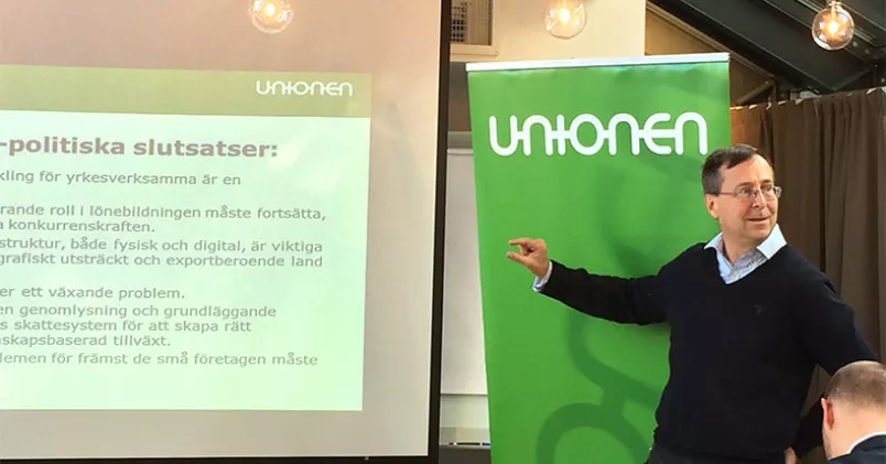 Lars Jagrén, chefsekonom på Unionen, presenterar förbundets konjunkturprognos - som för första gången också tittat på medlemmarnas ärenden till rådgivningen, en ärendekurva som visar sig följa utvecklingen på arbetsmarknaden i stort. Kollega
