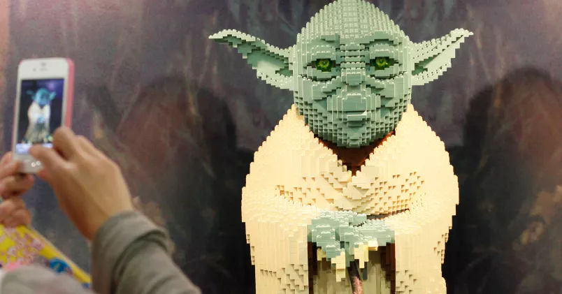 Star Wars-gurun Yoda i naturlig (?) storlek, byggd i lego för en mässa i Tokyo. Koji Sashara/AP