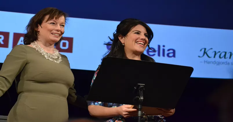 Kamp mot näthat och mobbing. Monica Lewinsky (t h) tog emot pris av yrkesnätverket Klara K:s grundare Camilla Wagner. Oh Snap! Sweden