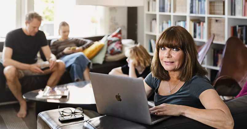 Malin Höglund Nilsson sitter ofta i vardagsrummet och jobbar. Övriga i familjen – Jocke, Linn och Alice – sitter på olika ställen i huset. Men till måltiderna brukar de samlas. Beatrice Graalheim
