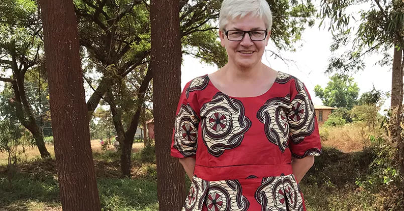 Marianne Grauers på väg till ett bröllop i Tanzania, där hon och de andra i projektet bland annat byggde en regnvattentank. Privat