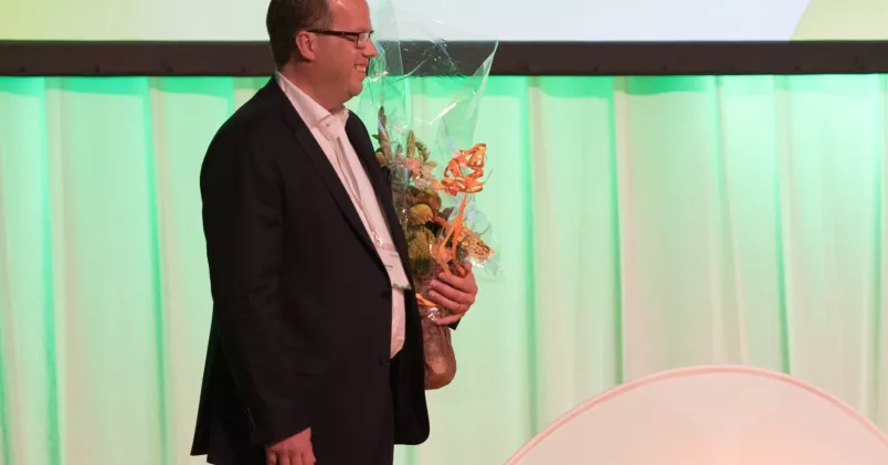 Martin Linder med blombukett i famnen på Unionens kongress.