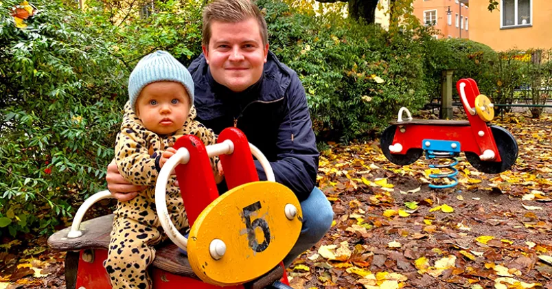Föräldraledigheten har gett en större trygghet och att man vuxit in i papparollen på ett annat sätt upplever Tobias Johansson, som just nu är föräldraledig med Nike, tio månader. Ola Rennstam / Kollega