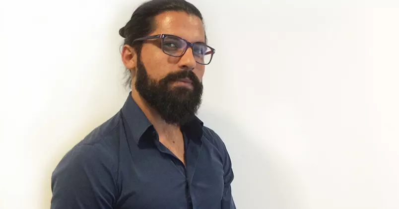 "Systemet och rutinerna för att komma in i Sverige är för långsamma", tycker Ahmad Srahin, flykting från Syrien. Kollega