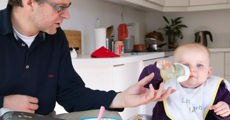 Peter Tálos har tagit ut full pappaledighet för att ta hand om dottern Karin. Heiko Junge / TT NTB