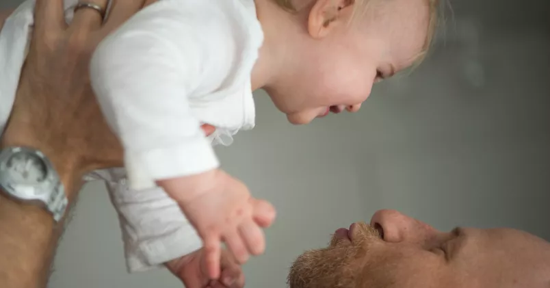 Allt vanligare att pappor tar ut föräldraledighet, särskilt bland tjänstemän, men ändå är det långt kvar till ett jämställt uttag - och därmed ett jämställt arbetsliv. Fredrik Sandberg/TT