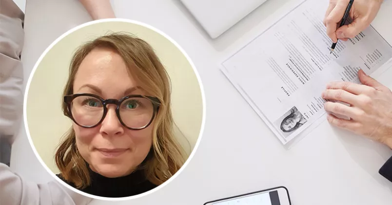 Johanna Näyhä. I bakgrunden skrivbord med person som skriver jobbansökan.