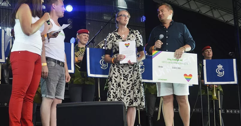 Representanter för Unionen delar ut pris under Pride-paraden.
