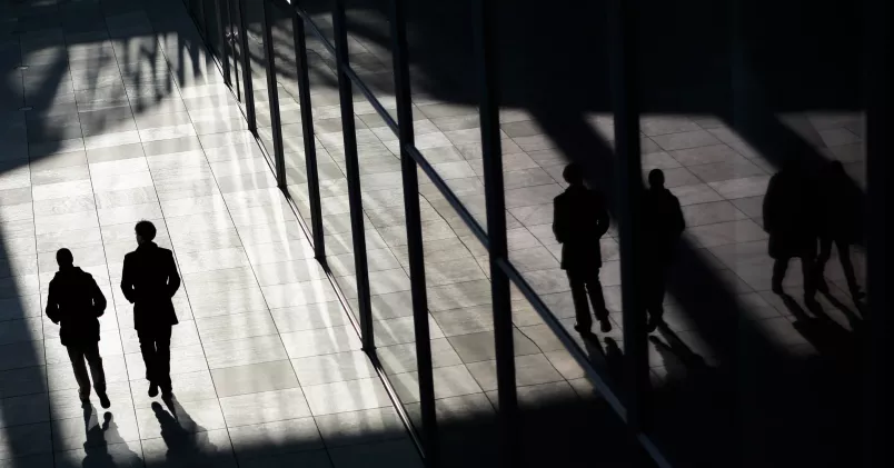 Två personer promenerar.