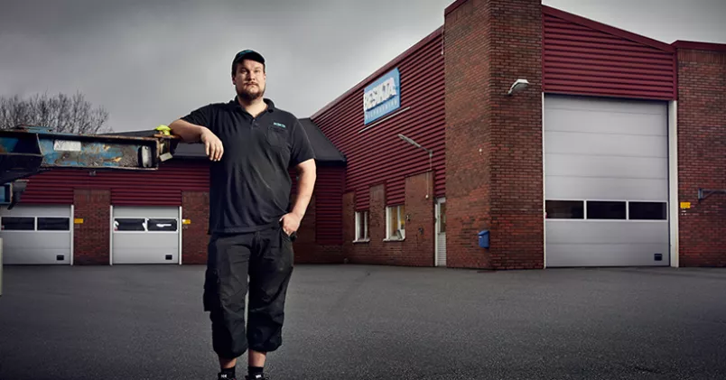 Robin Hinshalwood Persson framför bilbesiktningen.