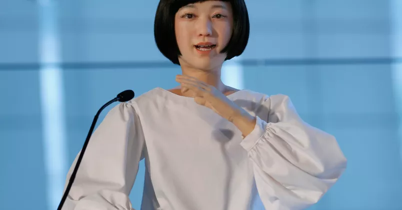 Nu kan hon bli medlem! Kodomoroid, som är en Otonaroid (android), välkomnar Unionens beslut att öppna för robotmedlemskap, vid en presskonferens på det japanska nationalmuseet för innovativ teknik och vetenskap, Miraikan, i Tokyo. Shizou Kambayashi/AP/TT