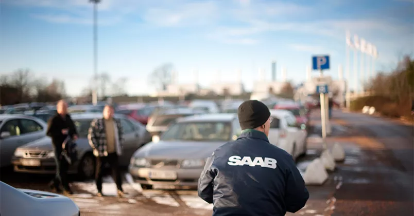 Medarbetare på Saab i Trollhättan lämnar fabriken efter informationsmötet om konkursansökan, den 19 december 2011. Medarbetare på Saab i Trollhättan utanför fabriken efter informationsmötet om konkursansökan