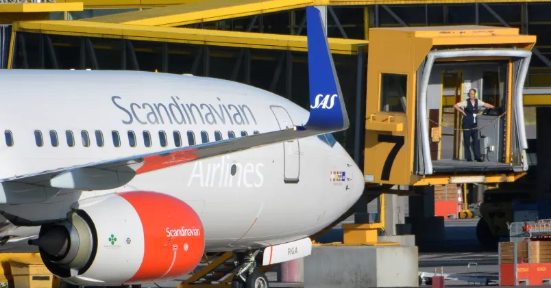 I februari får SAS nya flygplan utan viloutrymmen för besättningen, vilket de har rätt till enligt kollektivavtalet. Eftersom facket inte gått med på försämringen tar SAS i stället in norsk personal. Johan Nilsson / TT