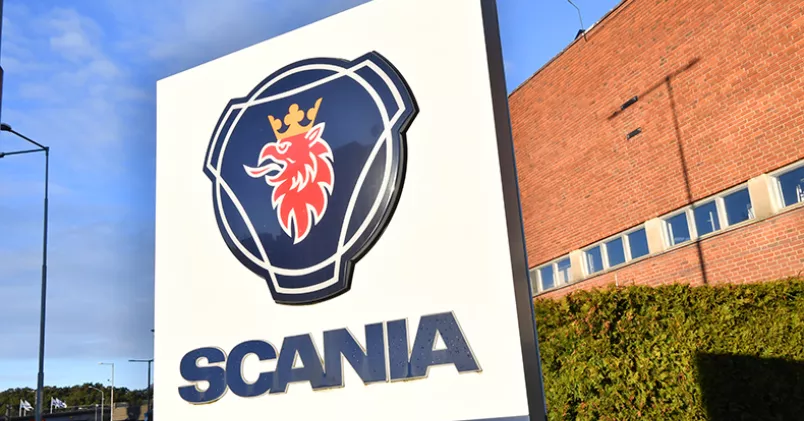 Skylt med Scanias logga utomhus.