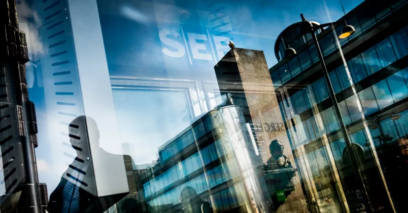 TCO utsätter SEB för konkurrens om sina medlemmar. Reflektioner utanför SEB:s kontor vid Sergels torg i Stockholm. Magnus Hjalmarsson Neideman/TT