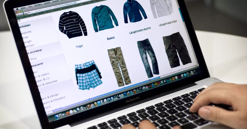 Många tillbringar arbetstid åt att nätsurfa efter privata saker. Enligt 17 procent är det den största tidstjuven. Person tittar på kläder på sin laptop.