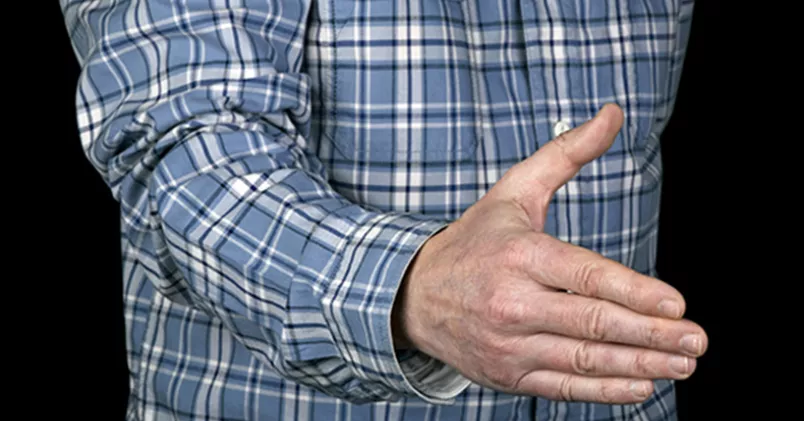 När skolvärden sträckte ut handen för att hälsa besvarade lärarvikarien hälsningen genom att placera ena handen på hjärtat och utföra en lätt bugning. Man sträcker fram hand för att hälsa.