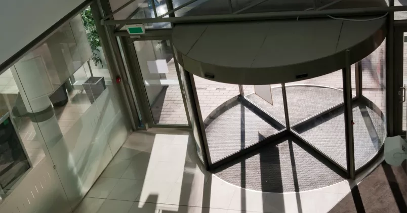 Snurrdörr i entrén till en fastighet.