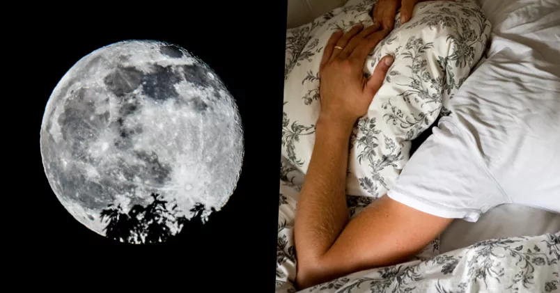 Fullmåne och man som försöker sova med kudde över huvudet.