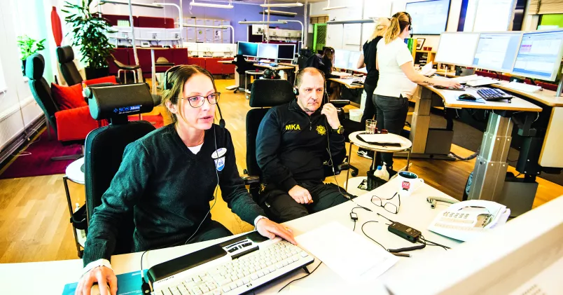När du ringer till SOS Alarm sitter andra operatörer på medlyssning för att, om det behövs, kunna skicka ut en ambulans under samtalet. Per Knutsson