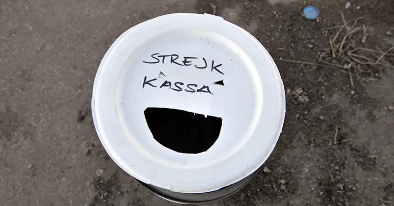 Unionen strejkkassa innehåller cirka 9 000 000 000 kronor. Burk med texten strejkkassa.