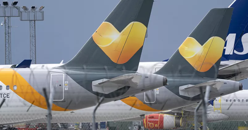 Ving-flygplan parkerade på marken.