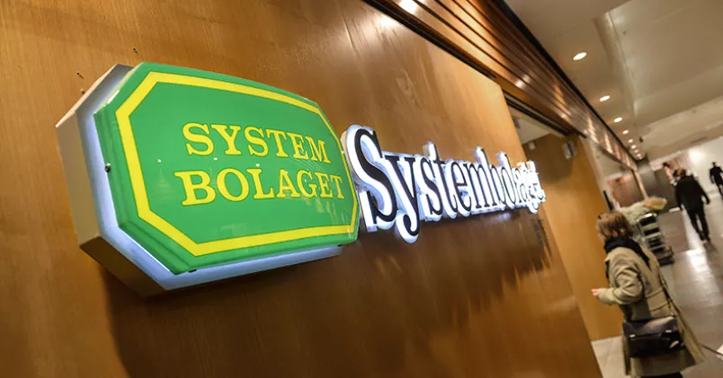 Skylt med Systembolagets logga.