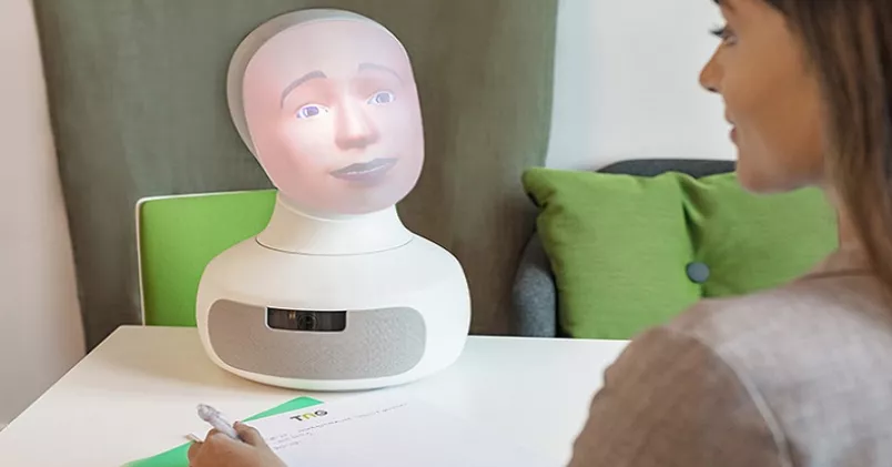Tengai kan både le och nicka mot den hon intervjuar. TNG