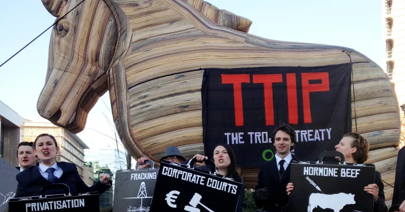 Frihandelsavtalet TTIP, är det en trojansk häst? Här, några demonstranter i Bryssel som anser att avtalet kommer att öppna för sämre hälso- och miljöregler i EU Demonstration mot TTIP.