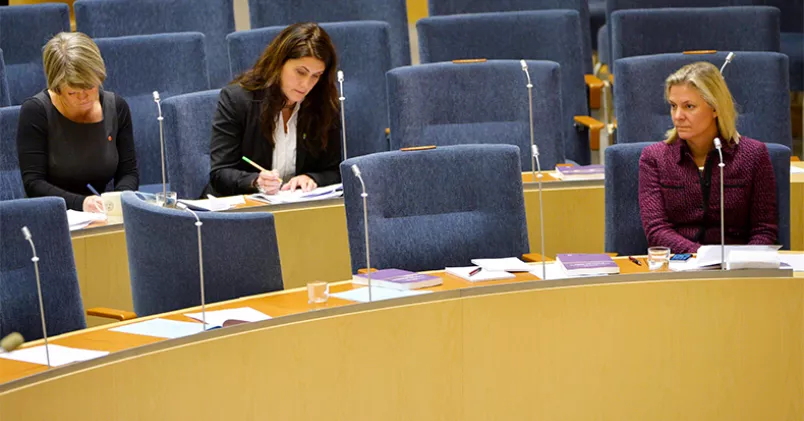 Beslutet om höjd A-kassa aviserades i en debattartikel signerad V:s ekonomiska talesperson, Ulla Andersson (tv) och S finansminister Magdalena Andersson (th). På bilden också MP:s Janine Alm Ericsson (mitten). Henrik Montgomery/TT