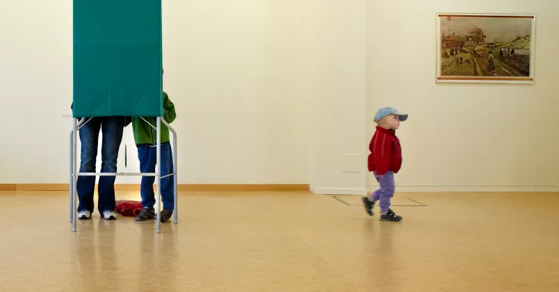 Personers ben sticker fram bakom röstbås.