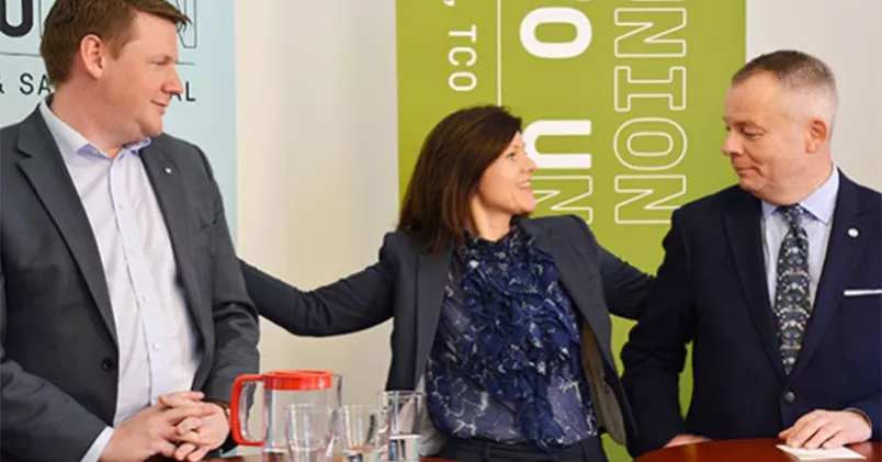 Tobias Baudin, LO:s första vice ordförande, och Eva Nordmark, TCO:s nyligen omvalda ordförande, hälsar Göran Arrius och Saco välkomna till samarbetet med den nya fackliga biståndsorganisationen Union to Union. Tobias Baudin (till vänster), Eva Nordmark (mitten) och Göran Arrius (till höger).