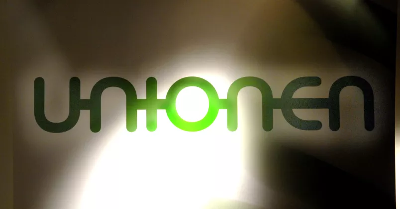 Unionens logotyp på skylt. Gröna bokstäver. Upplyst. 