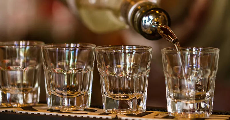 Chefen beställde in omgångar med shots åt gruppen och blev allt mer högljudd innan han gjorde sexuella närmanden mot sin medarbetare. Yordan Rusev/Colourbox.com