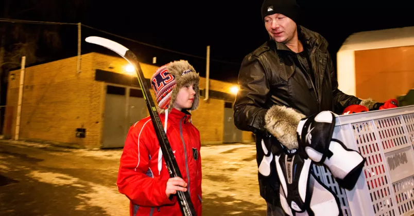 Carl-Michael Bergman till höger med sin son, till vänster.