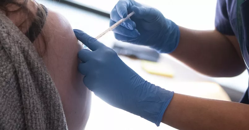 Söker du nytt jobb? Tänk på att en arbetsgivare har rätt att kräva att du är vaccinerad. Fredrik Sandberg/TT