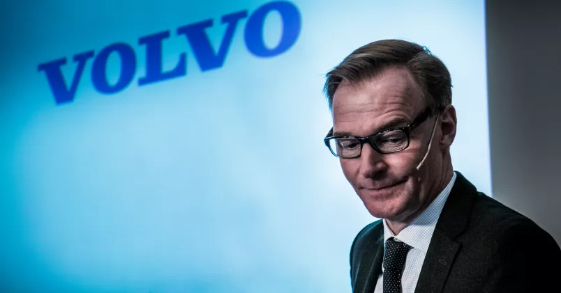 Olof Persson framför skärm med Volvos logga.