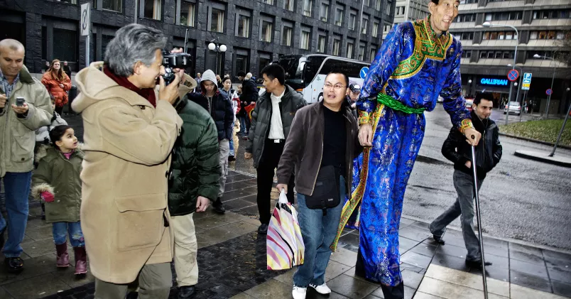 Välavlönade föräldrar? Världens längste man, Xi Shun (236 cm), från Kina på besök i Stockholm. Felipe Morales/TT