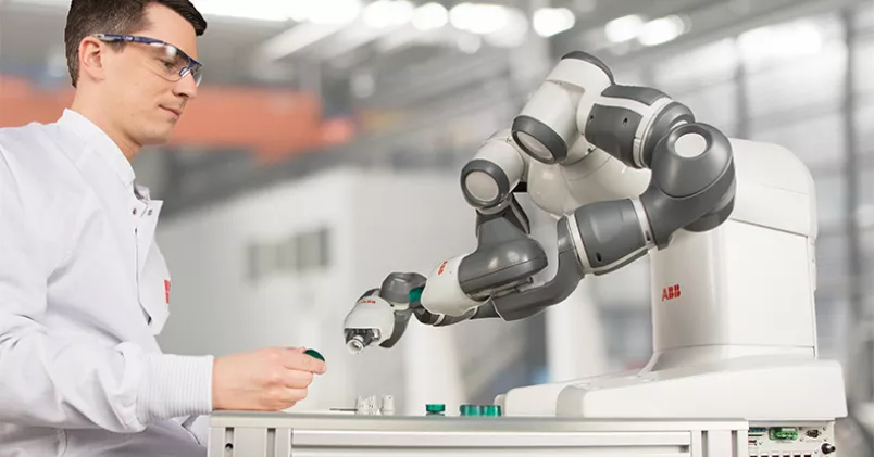 ABB:s kollegiala robot YuMi presenterades för världen i april 2015. Hen ska kunna ta instruktioner och jobba sida vid sida med sina mänskliga kollegor på ett säkert och flexibelt sätt, enligt upphovsmännen. Man tillsammans med ABB:s kollegiala robot YuMi.
