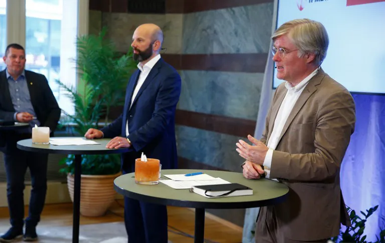 Martin Wästfelt, Unionens förhandlingschef, talar på en presskonferens.