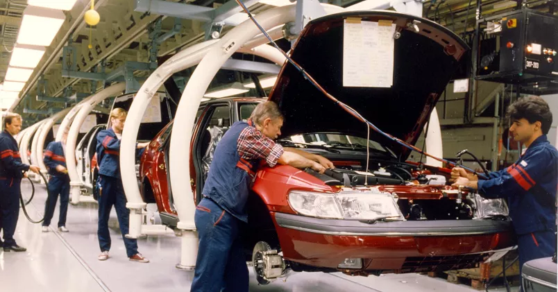 Saab 900, år 1993. Anställda monterar röda Saab 900 år 1993.