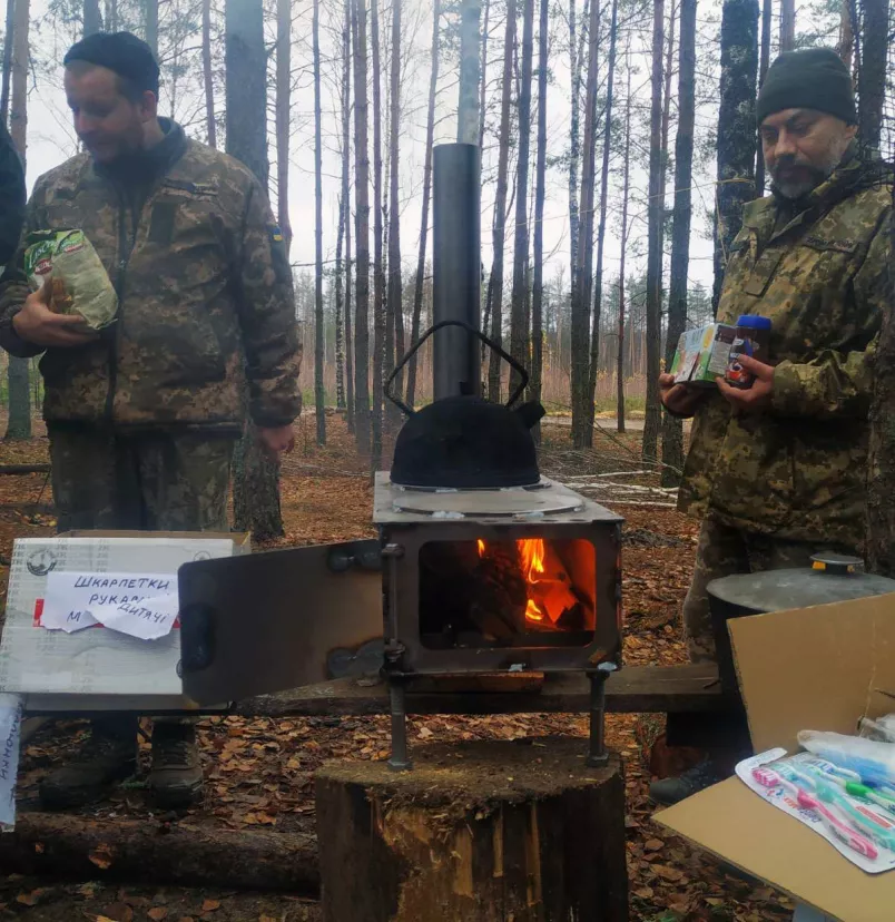 Soldater vid kamin.