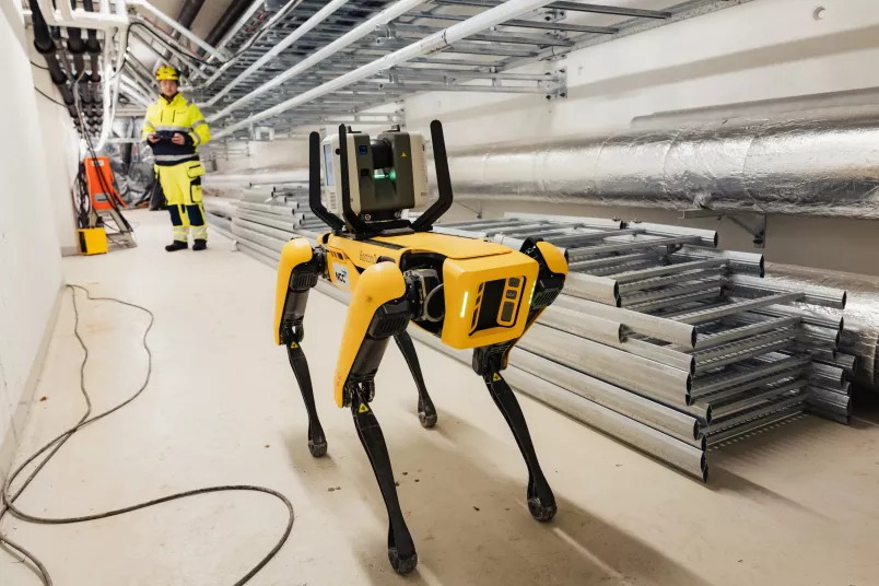 Lasse Bjørnstad styr NCC:s robothund Nicci, som har byggts av företaget Boston Dynamics.