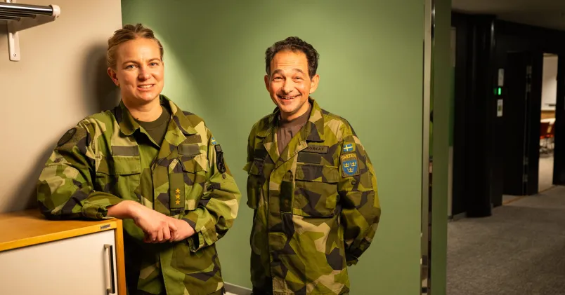 Sara Eklund i uniform till vänster, Robert Boronkay i uniform till höger. 