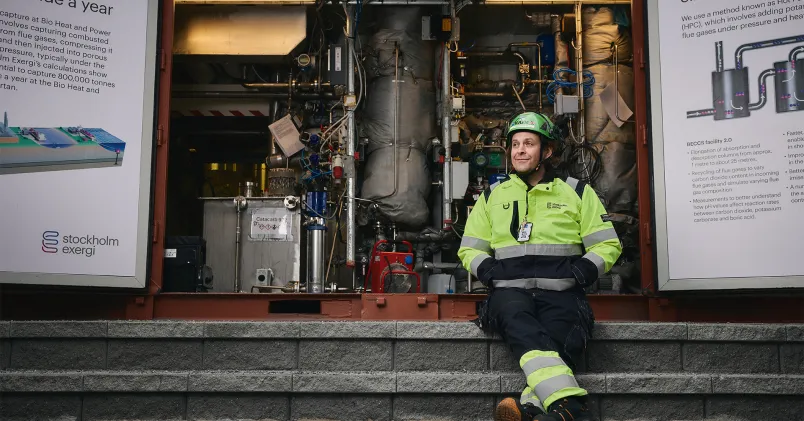 Stockholm Exergis forskningschef Fabian Levihn framför forskningsanläggningen för att fånga in koldioxid.