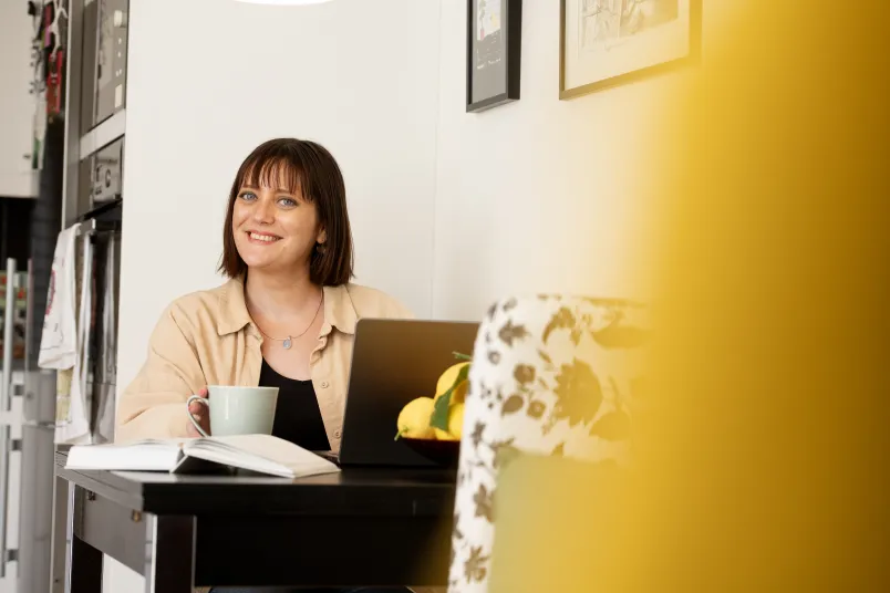 Malin Hägg Kvinna sitter och jobbar vid sitt skrivbord