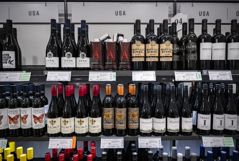 En vinhylla på Systembolaget.