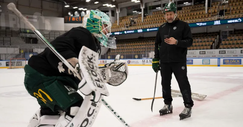 Björn Bjurling, målvaktstränare i hockeyallsvenskan för Björklöven. På isen och ger målvakten intsruktioner.